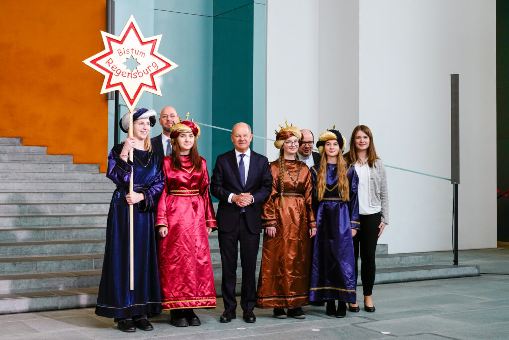 Gruppenbild der Sternsinger aus Oberpiebing mit Bundeskanzler Scholz